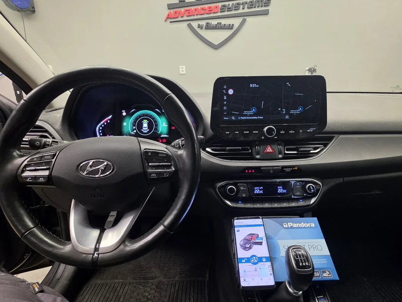 Interiér Hyundai i30 s manuální řadicí pákou a aplikací Pandora Smart Pro v dílně ASBT