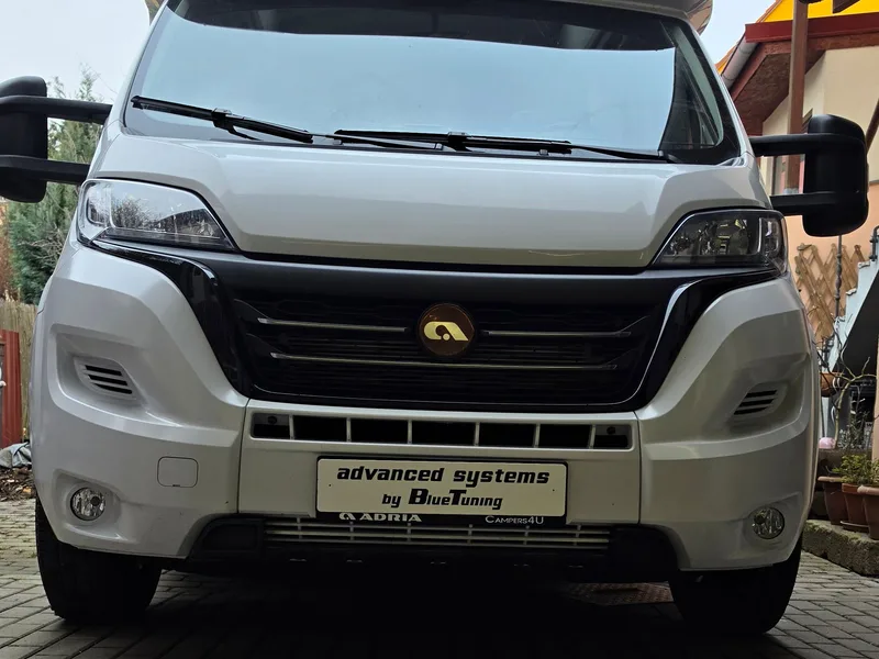Čelní pohled na obytný vůz Adria na podvozku Fiat Ducato