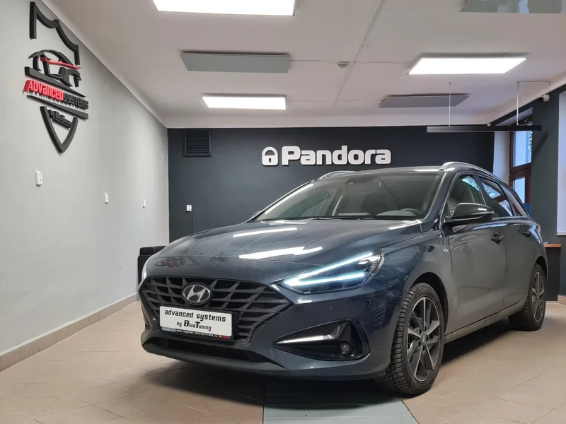 Hyundai i30 v dílně ASBT při instalaci zabezpečení Pandora Smart Pro