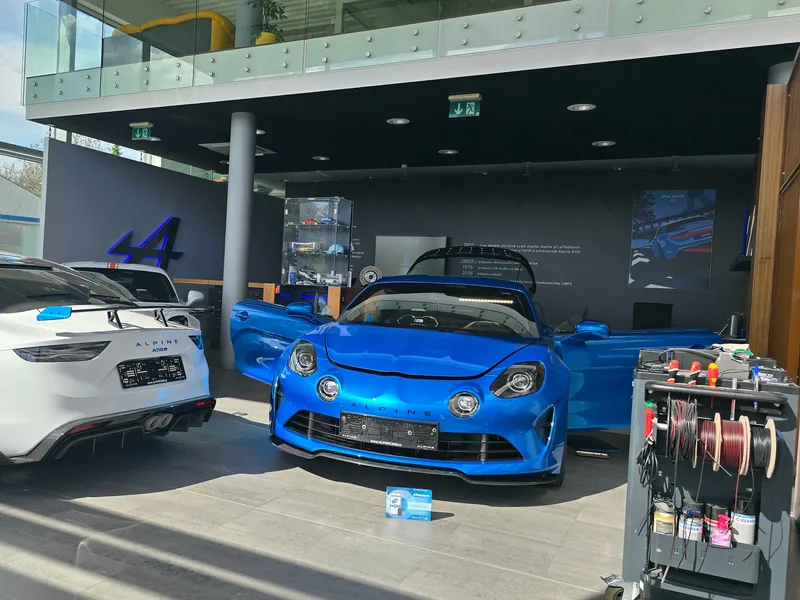 Výjezdní montáž zabezpečení Alpine A110 přímo v showroomu