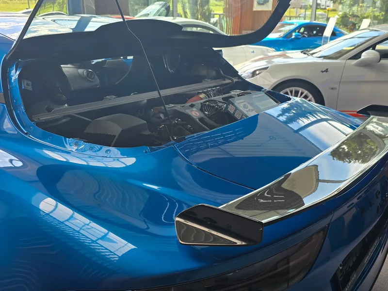 Zadní část nové Alpine A110 při montáži zabezpečení