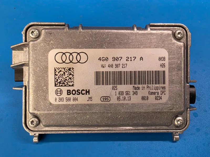 Vycentrovaný a správně orientovaný štítek kamery J852 Audi A6 Allroad s číslem dílu 4G0 907 217 A a označením Bosch 0 203 500 004