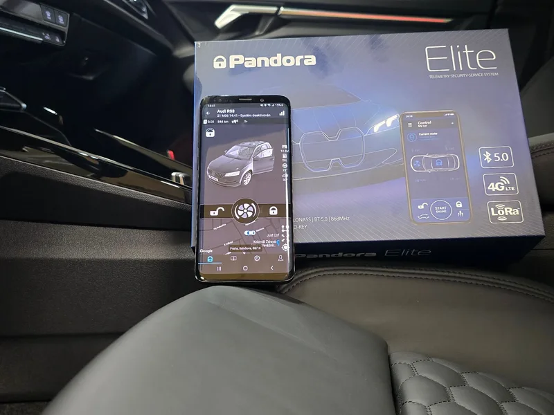 Pandora Elite a telefon s aplikací v interiéru Audi RS3.