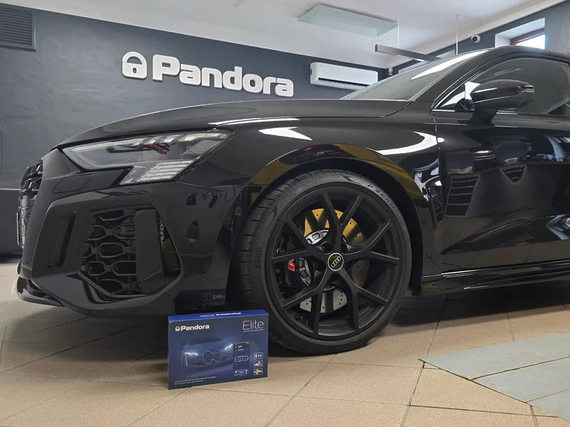 Přední část Audi RS3 a systém Pandora Elite v dílně ASBT.