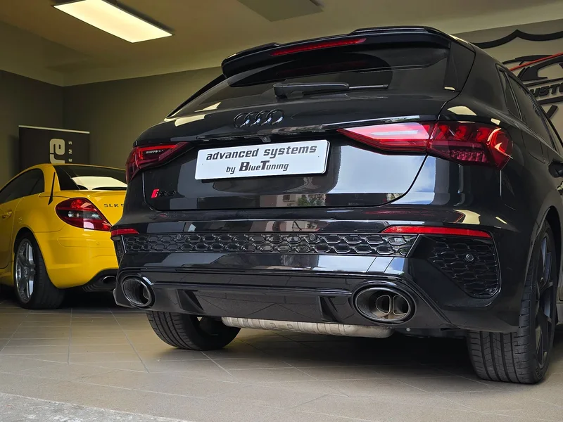 Zadní pohled na černou Audi RS3 v dílně ASBT.