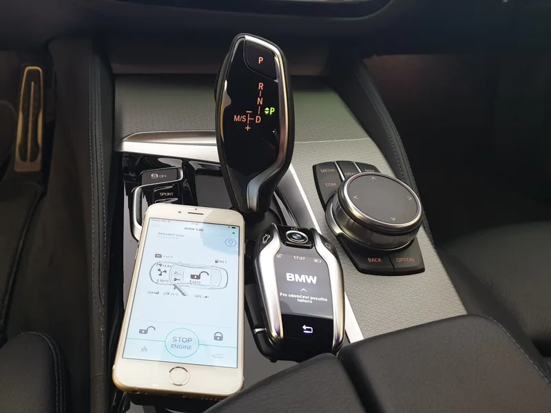 Aplikace Pandora a originální klíč v interiéru BMW G30