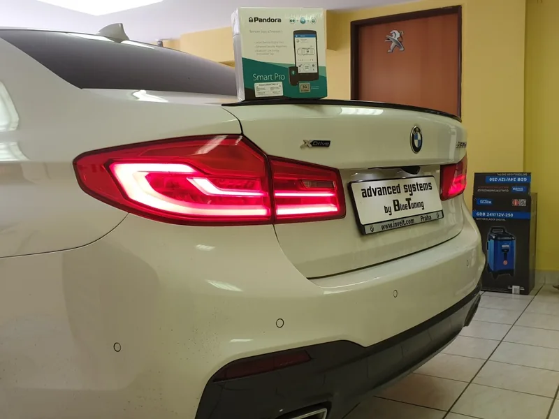 Zadní pohled na BMW řady 5 G30 s Pandorou Smart Pro v průhonické dílně