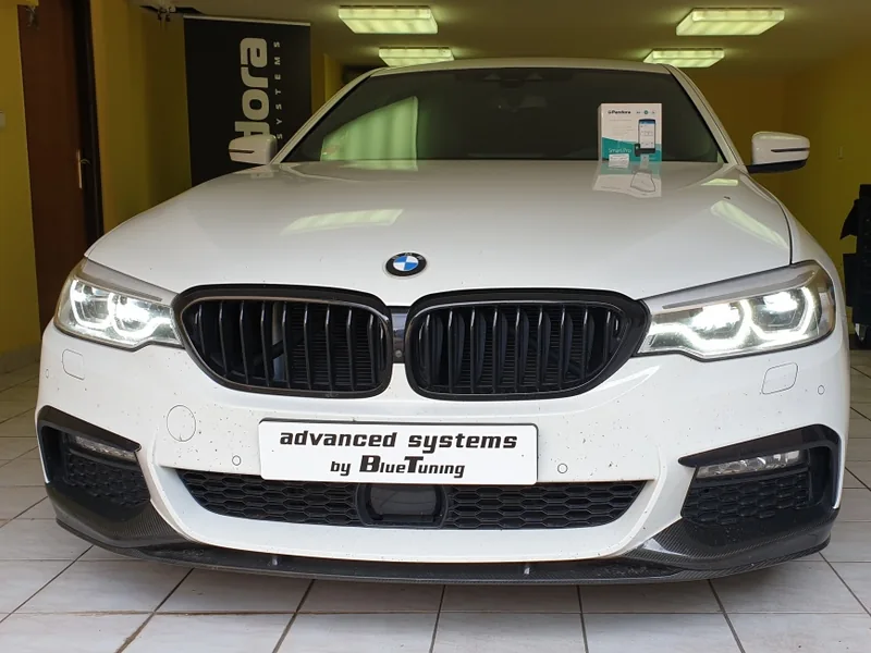 Bílé BMW řady 5 G30 při montáži zabezpečení Pandora Smart Pro