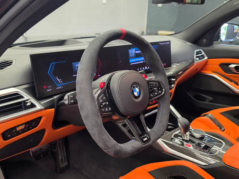 Kokpit BMW M3 Touring G81 po instalaci zabezpečení