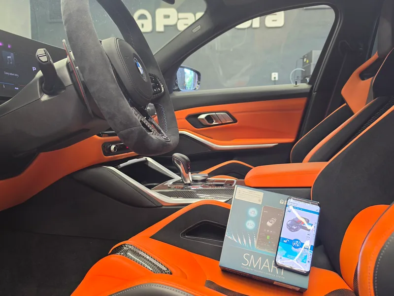 Oranžový sportovní interiér BMW M3 Touring při montáži zabezpečení