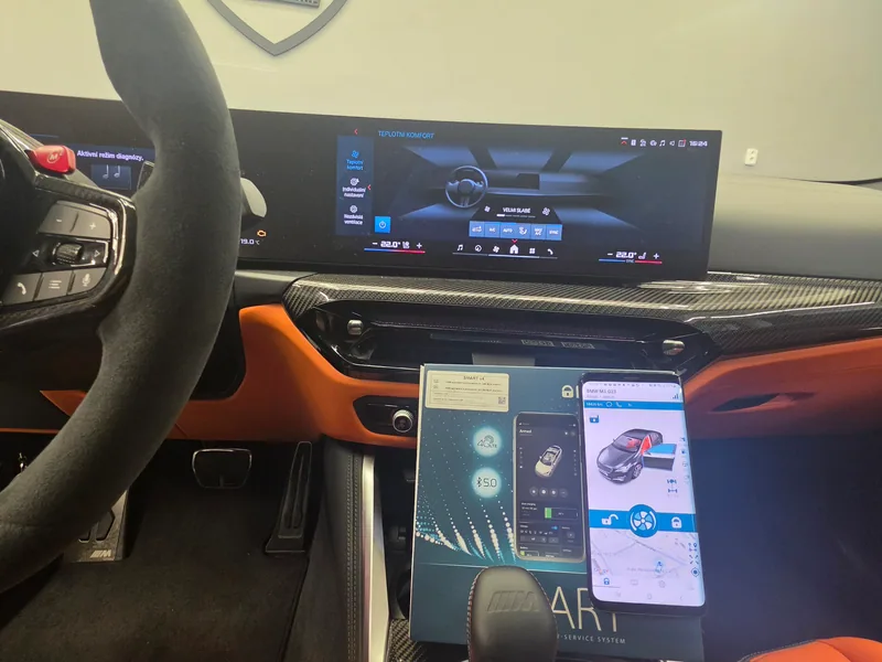 Aplikace Pandora v interiéru BMW M3 Touring G81