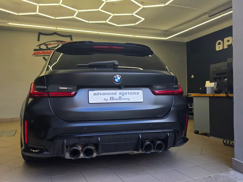Zadní pohled na BMW M3 Touring s instalovaným alarmem Pandora Smart