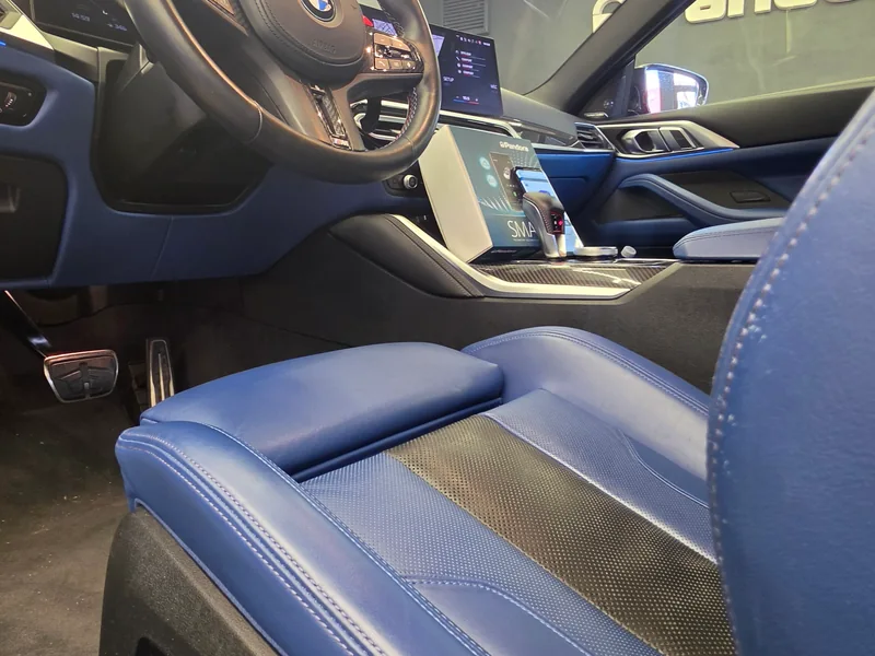 Modrá sportovní sedačka a interiér BMW M4 G82 po instalaci zabezpečení