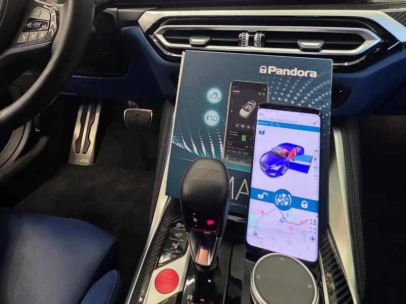 Telefon s aplikací Pandora a sadou Pandora Smart na středové konzole BMW M4