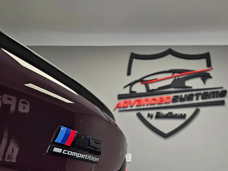 Detail označení BMW M5 Competition a vínového laku