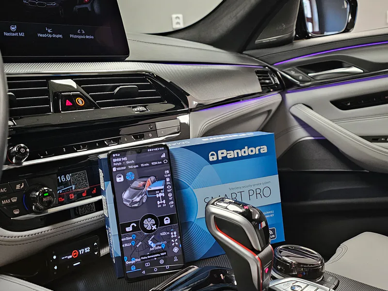 Interiér BMW M5 Competition s aplikací a systémem Pandora Smart Pro