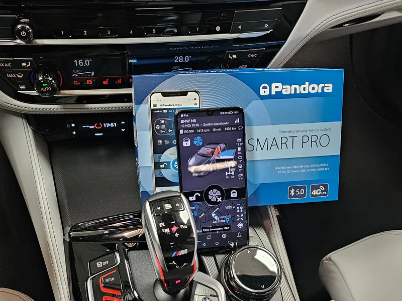 Pandora Smart Pro s mobilní aplikací v interiéru BMW M5 Competition