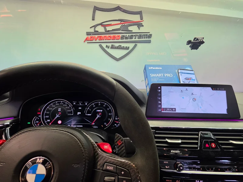 Interiér BMW M5 F90 při instalaci alarmu Pandora Smart Pro