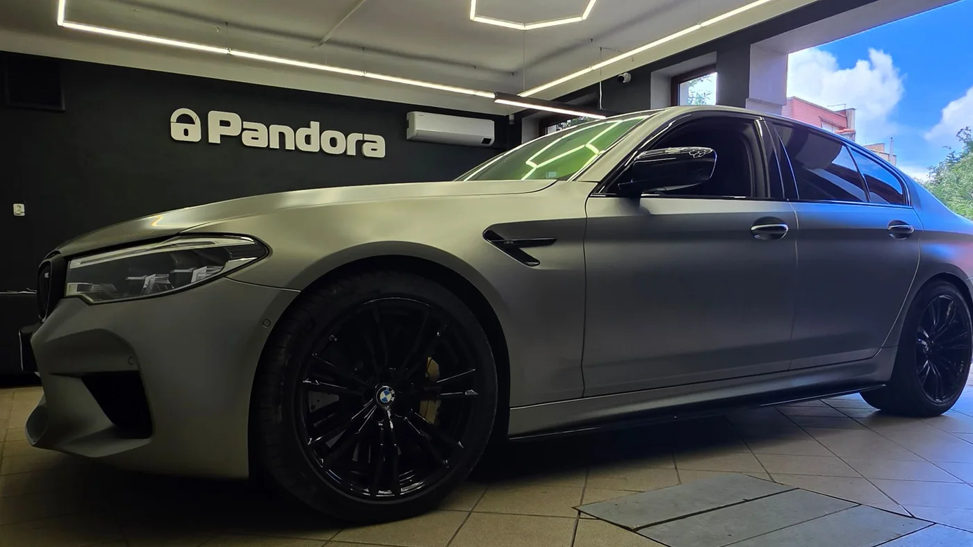 BMW M5 F90: Pandora Smart Pro a dálkový start motoru