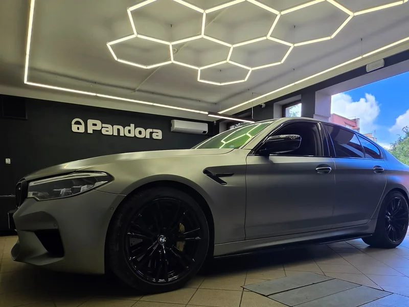 BMW M5 F90 se zabezpečením Pandora Smart Pro
