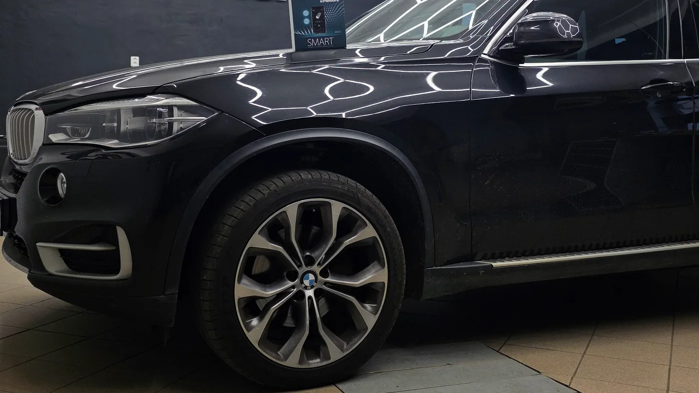 BMW X5 F15: Pandora Smart, dálkový start a nezávislé topení