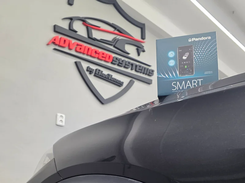 Pandora Smart při montáži do BMW X5 F15