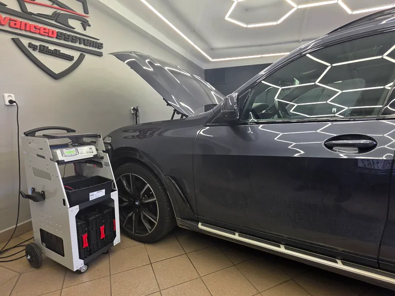 BMW X7 G07 při instalaci zabezpečení Pandora Smart Pro v dílně ASBT