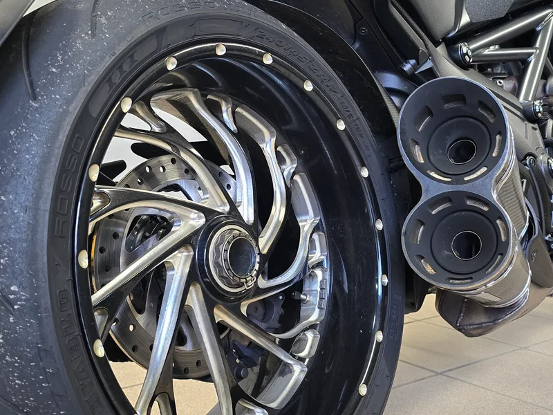 Detail zadního kola a výfuků Ducati Diavel