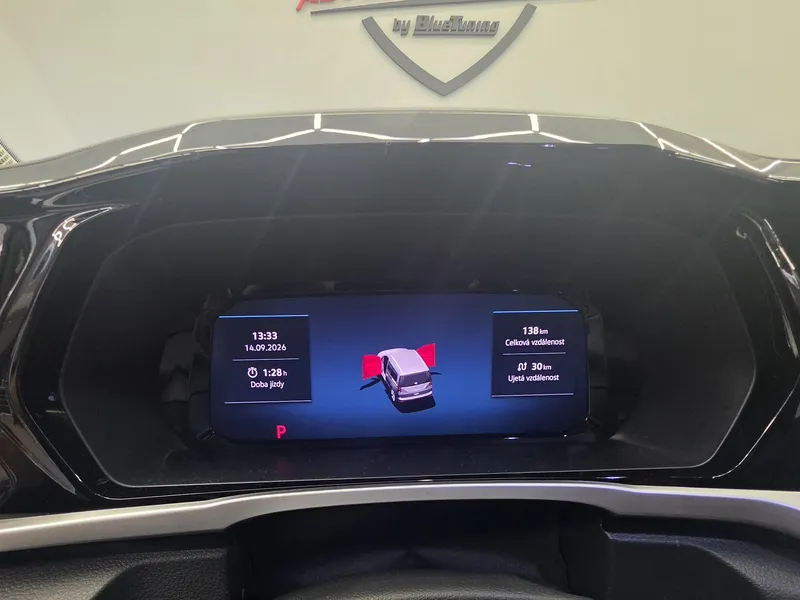 Přístrojový panel nového Fordu Tourneo Custom 2026 s celkovým nájezdem 138 kilometrů