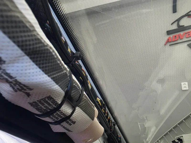 Přívodní kabel autokamery bezpečně upevněný nad hlavovým airbagem ve Fordu Tourneo Custom