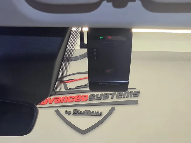 Detail autokamery Thinkware U1000 Plus nainstalované u čelního skla Fordu Tourneo Custom