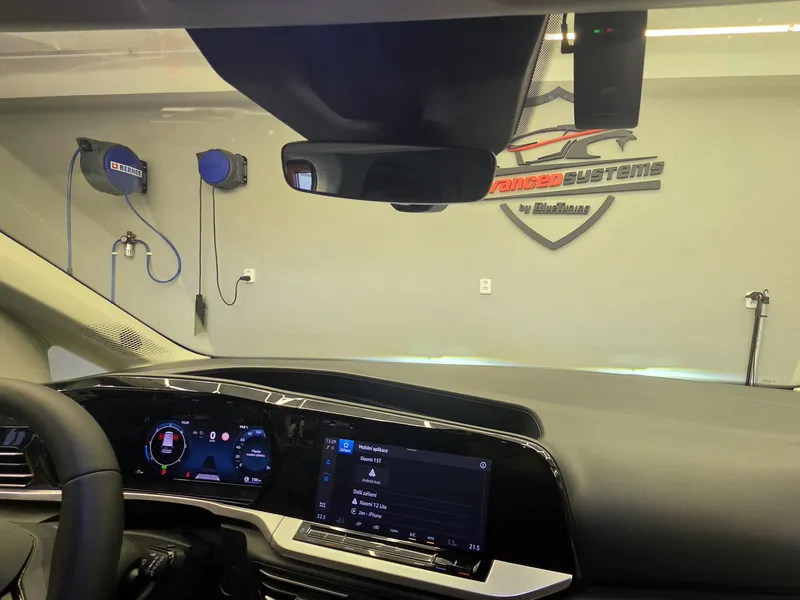 Pohled z interiéru Fordu Tourneo Custom na odborně nainstalovanou autokameru Thinkware U1000 Plus