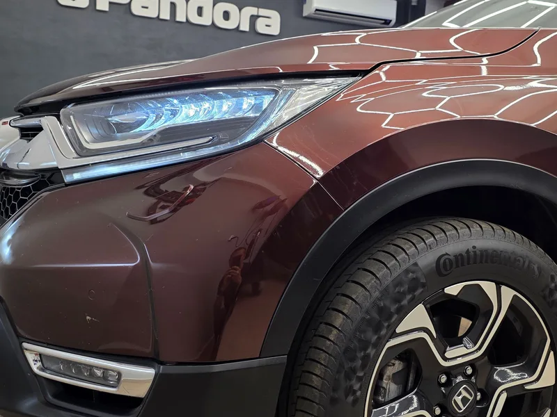 Detail přední části Hondy CR-V Hybrid při montáži autoalarmu Pandora Smart PRO v ASBT.