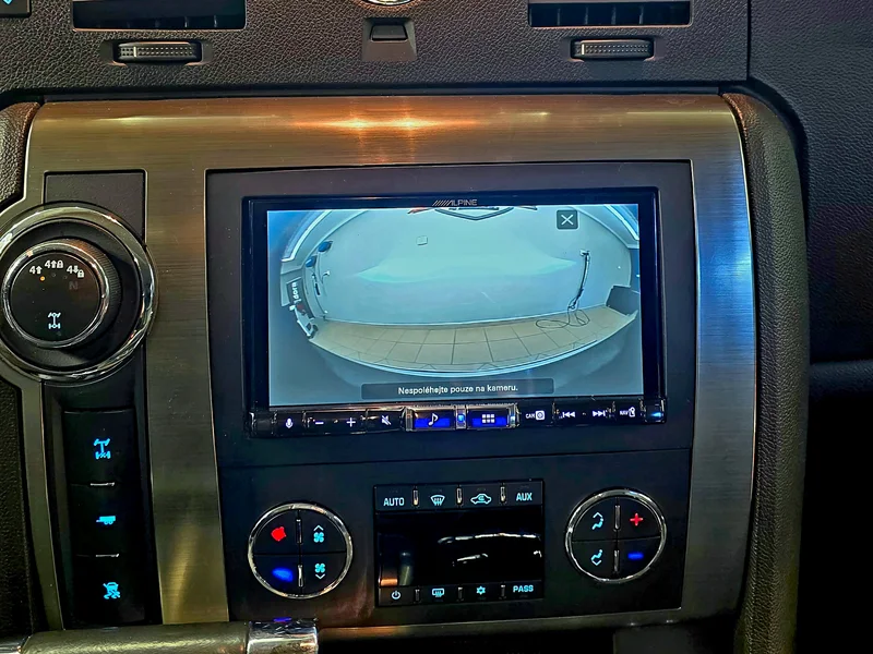 Alpine iLX-705D v Hummeru H2 s obrazem přední parkovací kamery