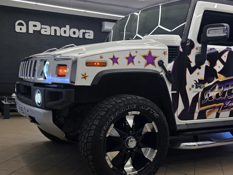 Hummer H2 s rozsvícenými LED světlomety