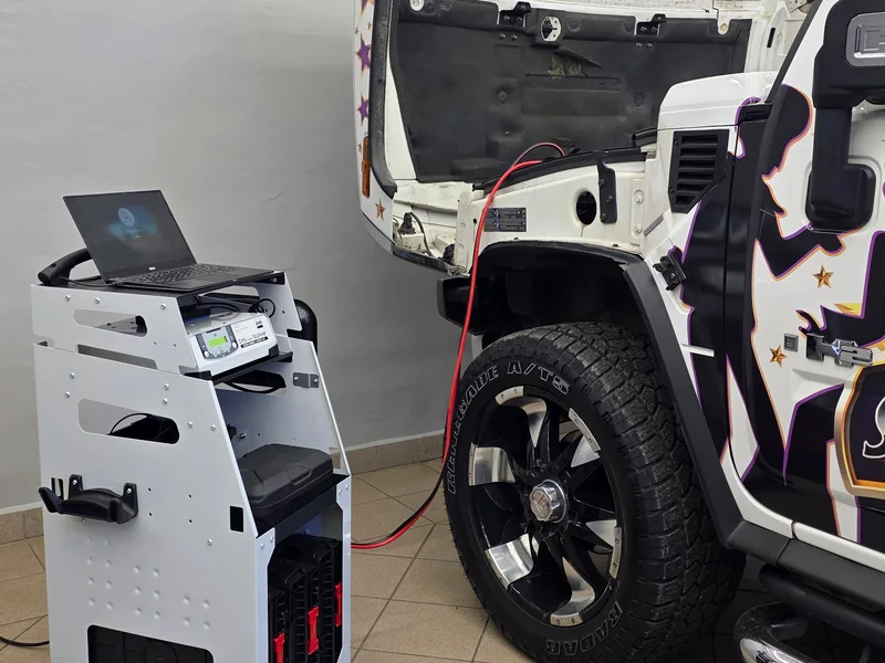 Hummer H2 během montáže v dílně ASBT