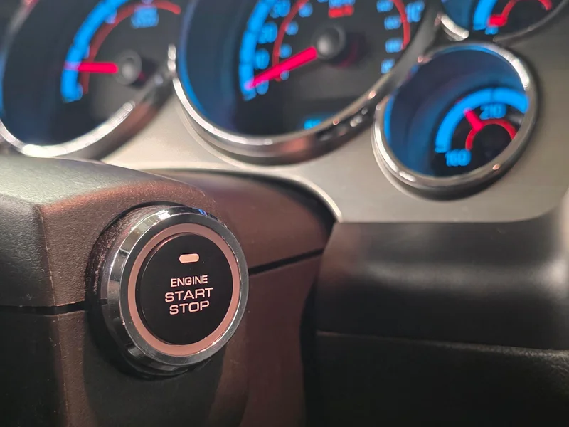 Dodatečně namontované startovací tlačítko v Hummeru H2