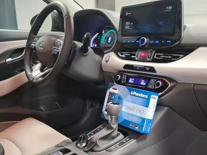Interiér Hyundai i30 s ovládacími prvky během instalace Pandora Smart Pro