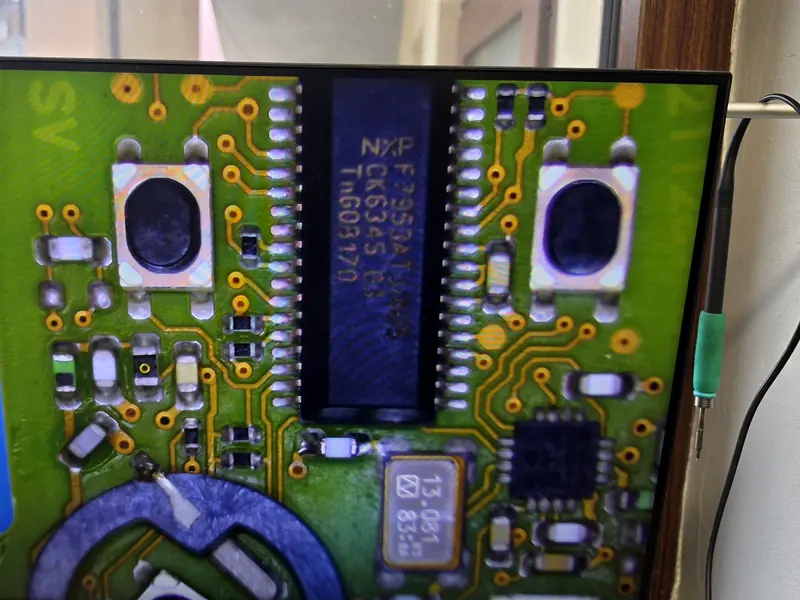 Elektronika KESSY klíče Jaguar XF při kontrole pod mikroskopem