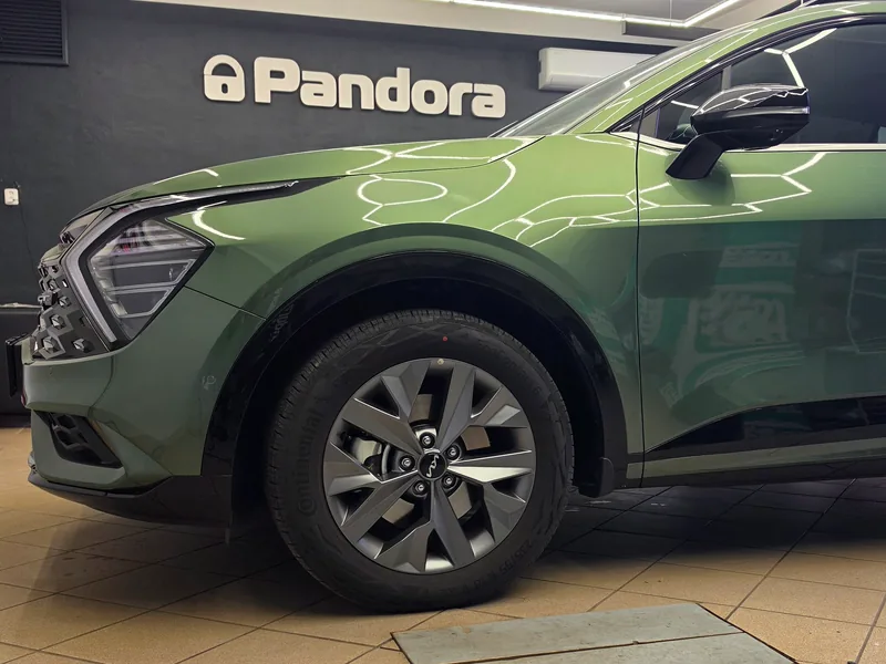 Přední část nové Kia Sportage V při montáži zabezpečení Pandora Smart