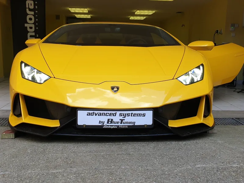 Čelní pohled na žluté Lamborghini Huracán po dokončení instalace