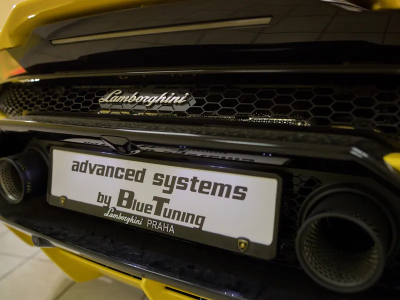 Detail zadní části Lamborghini Huracán po dokončení práce
