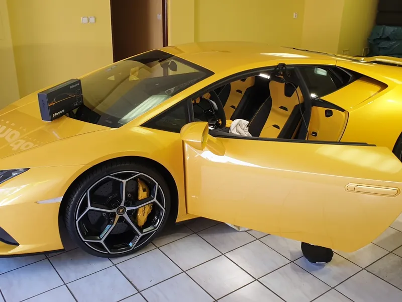 Lamborghini Huracán s otevřenými dveřmi během instalace zabezpečení