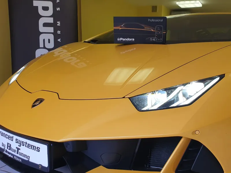 Lamborghini Huracán se systémem Pandora Professional před instalací