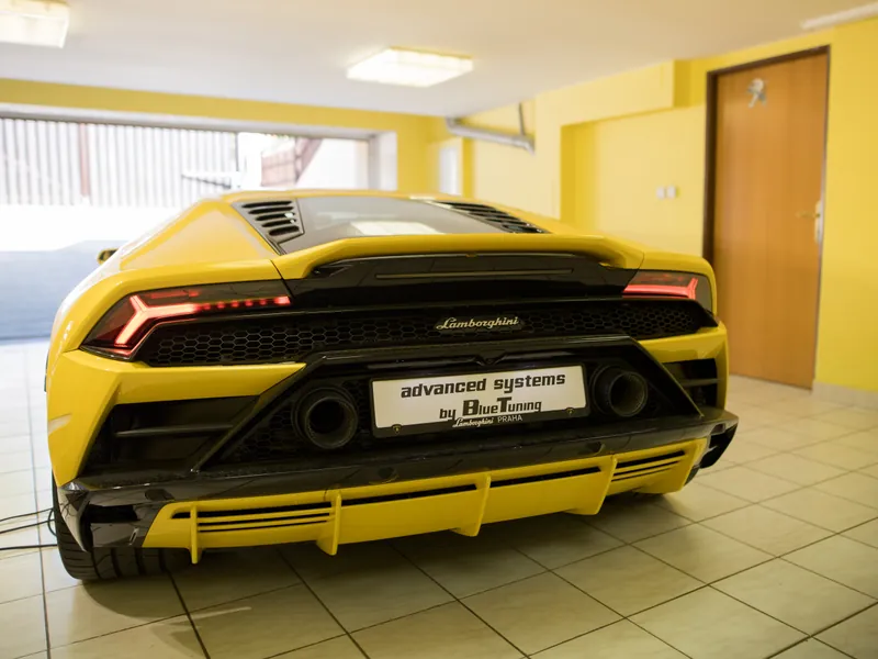 Zadní pohled na Lamborghini Huracán po instalaci zabezpečení
