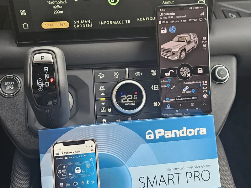 Aplikace Pandora Smart Pro v interiéru Land Roveru Defender