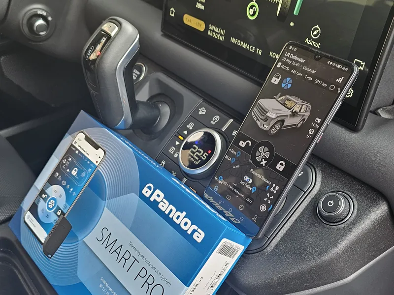 Pandora Smart Pro a mobilní aplikace v Land Roveru Defender
