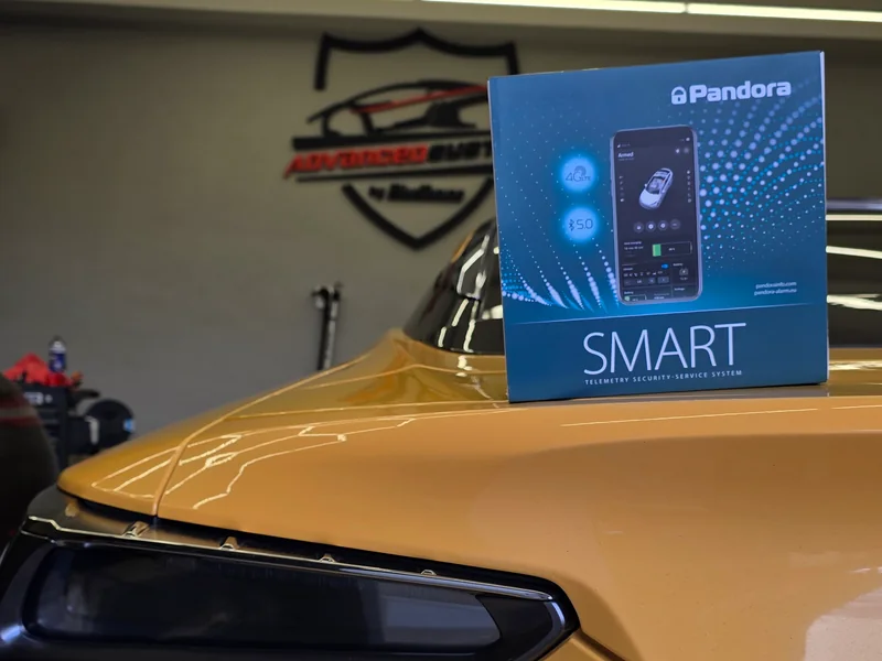 Pandora Smart na žlutém Lexusu LC 500