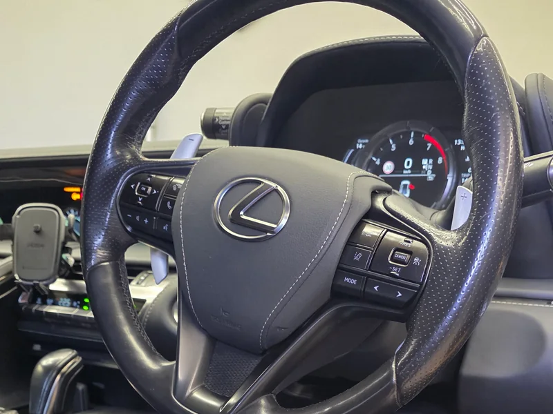 Volant a přístrojová deska Lexusu LC 500 s pravostranným řízením