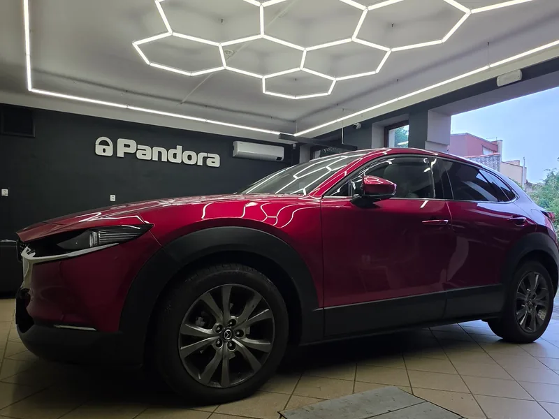 Červená Mazda CX-30 v dílně při instalaci Pandory Smart Pro